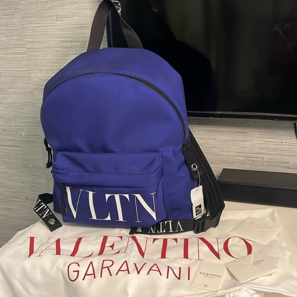 NEW‼️ Valentino Garavani Logo-Print Backpack - Picture 2 of 13